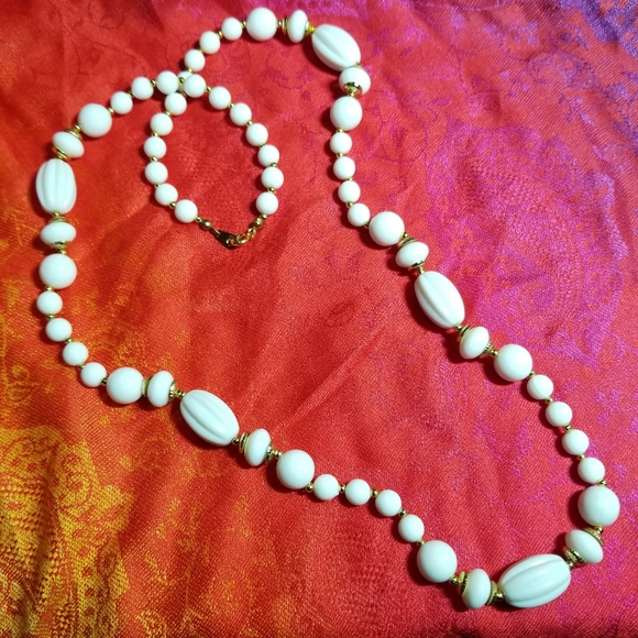Long vintage necklace white beads gold tone molded ridged - Picture 10 of 14